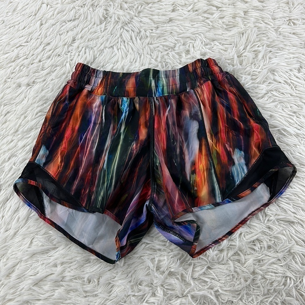 Lululemon Hotty Hot Short II *Long 4" Chroma Fusion Multi / Black